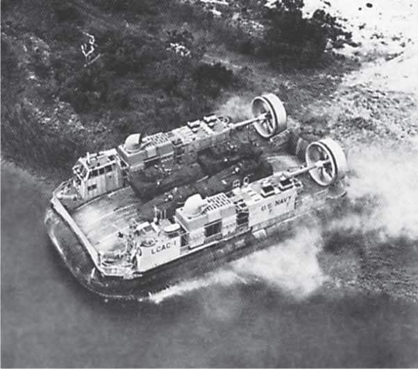 طوافة عسكرية أمريكية حاملة دبابات LCAC-1.jpg