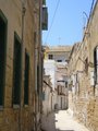 شارع ضيق نموذجي في الحي المسيحي