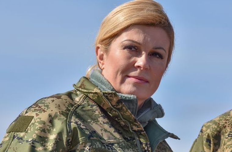 ملف:كوليندا غرابار كيتاروفيتش بالزي العسكري في ديسمبر 2017.jpg