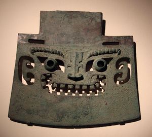 بلطة قتال برونزية، أسرة شانگ (1600–1046 ق.م.). حفريات يي‌دو ، مقاطعة شان‌دونگ.