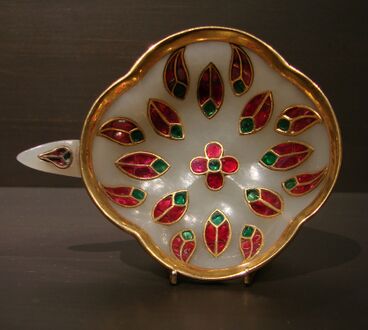 Coupe à vin. Empire moghol قالب:S-. Jade, or, rubis, émeraudes. Donation Jean et Krishna Riboud. Inde.