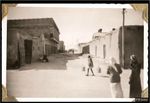 رجل يحمل الماء في مدينة الكويت في عام 1950.