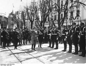 Bundesarchiv Bild 183-H04436, Klagenfurt, Adolf Hitler, Ehrenkompanie.jpg