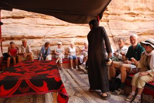 تجمع للسياح في إحدى الخيم