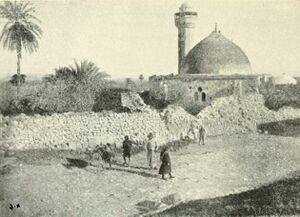 صورة من عام 1890، يظهر فيها المسجد الكبير المعروف بمسجد (فاطمة خاتون) حفيدة السلطان المملوكي وزوجة الصدر الأعظم التركي، وأمرت ببناء المسجد عندما أقامت في المدينة خلال سفرها إلى القدس عام 1566، واشترت مساحات كبيرة من الأراضي وأوقفتها لخدمة المسجد