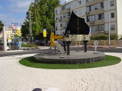 PikiWiki Israel 13476 Kiryat Motzkin pianist Square.jpg