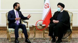الرئيس الإيراني الراحل إبراهيم رئيسي وإلى جواره جهاز من نوع بيجر