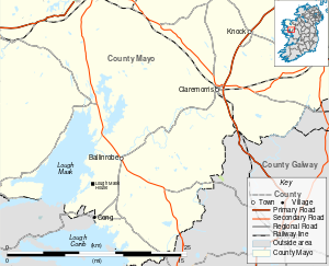 Map of the Lough Mask area of County Mayo, showing the location of Lough Mask House. The house is 6 كيلومتر (3.7 mi) southwest of Ballinrobe, and 6 km north of Cong; Claremorris is a further 22 كيلومتر (14 mi) north-east of Ballinrobe.