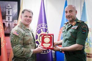 محمد الحداد رئيس أركان الجيش الليبي (يمين) مع قائد أفريكوم جون برينان (يسار) في اجتماع جرى في طرابلس (16 يوليو 2024)