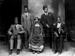 أسرة من المشاركين في الحرب العالمية الثانية وتم توطنيها في كينيا بعد الحرب.