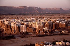 مدينة شبام وتظهر في الخلفية جبال حضرموت.