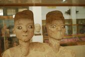 ʿAin Ghazal statues: closeup of one of the bicephalous statues, 6500 BCEح. 6500 BCE.