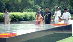 The President of India, Smt. Pratibha Patil paying floral tribute at Kisan Ghat the Samadhi of former Prime Minister late Ch. Charan Singh, in Delhi on July 26, 2007.jpg