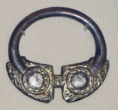 Pseudo-penannular brooch