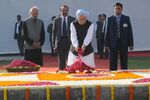 The Prime Minister, Dr. Manmohan Singh paying floral tributes at the Samadhi of former Prime Minister, Shri Inder Kumar Gujral, on his death anniversary, in Delhi on November 30, 2013.jpg