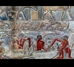 مشهد إطعام الضباع في الحضارة الفرعونية