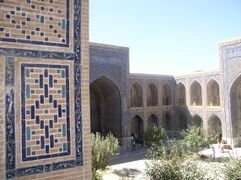 فناء مدرسة الغ بگ.