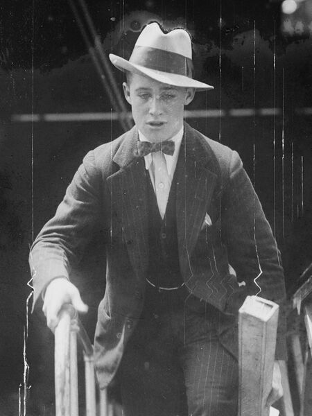 ملف:Earl Craven LCCN2014699389 (cropped).jpg