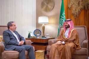 محمد بن سلمان (يمين) وعباس عراقجي (يسار) الرياض 10 اكتوبر 2024
