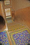 السلالم داخل القصر.