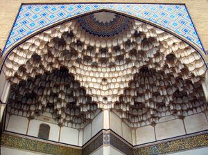 مدخل سوق في مدينة كاشان، إصفهان، إيران.
