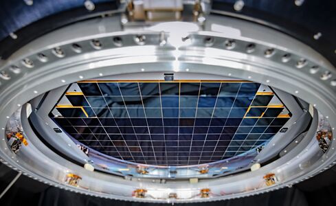 المستوى البؤري لكاميرا LSST. يبلغ عرضه 60 سم، ويحتوي على 189 مستشعرًا لإنتاج صور بدقة 3.200 ميگاپكسل. [129]