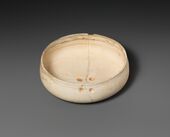 صحن حجري من سوريا، ربما من بقرص، يعود إلى حوالي أواخر الألفية الثامنة قبل الميلاد.