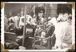 الرجال يدخنون التبغ في مقهى محلي 1950.