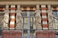 White terracotta caryatids, Virebent factory (تولوز)، ع1830.