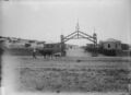 بني براك في 1925: منظر للمستوطنة وبوابة الشرف”