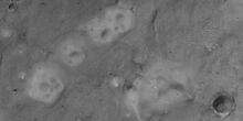 منظر قريب للبراكين الطينية والصخور الكبيرة، كما تم رصدها بواسطة HiRISE ضمن برنامج HiWish.