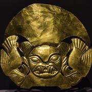 غطاء رأس ذهبي مزخرف.