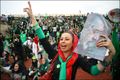مؤيدة لحسين الموسوي في حشد جماهيري في ملعب الحيدرية بطهران.