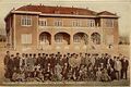 قاعة مكورميك، الكلية الأمريكية في طهران، حوالي عام 1930، حصلت على تصريح من جامعة ولاية نيويورك عام 1932. كما أسس الأمريكيون أول كلية طب حديثة في إيران في ع. 1870.