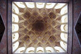 سقف قاعة الموسيقى.