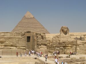 السياح في مجمع أهرامات خفرع بالقرب من أبي الهول في الجيزة.