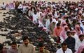 صلاة عيد الاضحى في أحد شوارع مدينة الرياض بلمملكة العربية السعودية