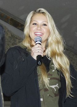 Anna Kournikova-Bagram Airfield 2009.jpg