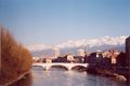 Vue de Grenoble en 2002, à gauche le téléphérique, au centre l'Isère, au fond la chaîne de Belledonne, 2 980 mètres au Grand Pic
