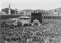 الحجاج يطوفون حول الكعبة عام 1910م.