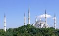 صورة قريبة للمسجد ومنآراته الستة