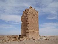 قصر الحير الغربي, قلعة بناها الخليفة هشام بن عبد الملك عام 727, مستوحاه من الطراز البيزنطي.