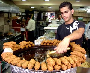 رجل يقلي الفلافل في مطعم