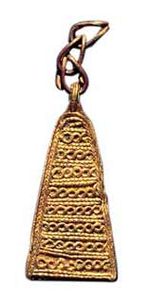 دلاية ذهبية كانت ضمن أغراض زينة في الطبقة العليا من المقبرة 1. القياس الفعلي: ½ بوصة × 1 بوصة.