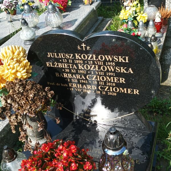 ملف:Grób prof. Erharda Cziomera.jpg