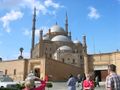 المرمر يغطّي الفناء.