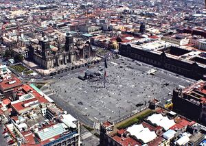 Zócalo, Ciudad de México (32846556446) (cropped).jpg