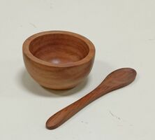 أدوات طعام صديقة للبيئة من خشب السرسوع، بقرية حجازة، محافظة قنا، مصر.