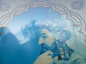 Nizami adına Ədəbiyyat Muzeyinin binasının pəncərəsində İzzəddin Həsənoğlu rəsmi (1).JPG