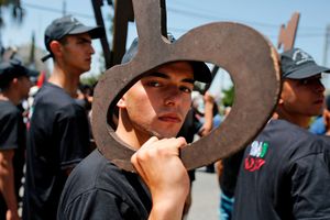 فلسطينيون يحملون المفاتيح أثناء مسيرات العودة في رام الله، 15 مايو 2019.jpg